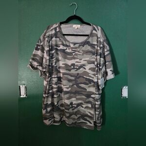 Camo Print 1x Short Sleeve Top